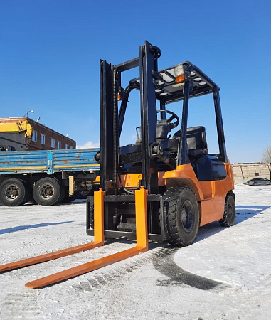 Вилочный погрузчик TOYOTA 7FD18 по цене 800000 руб на Урал-КМУ
