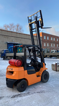 Вилочный погрузчик TOYOTA 7FG25